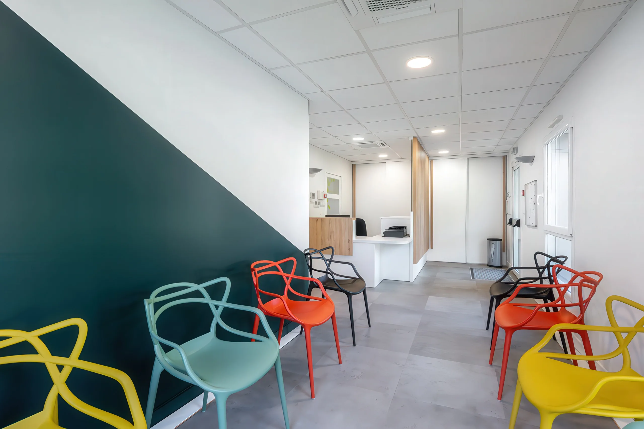 Salle d&rsquo;attente du cabinet dentaire Lamotte Jaouen avant signal&eacute;tique